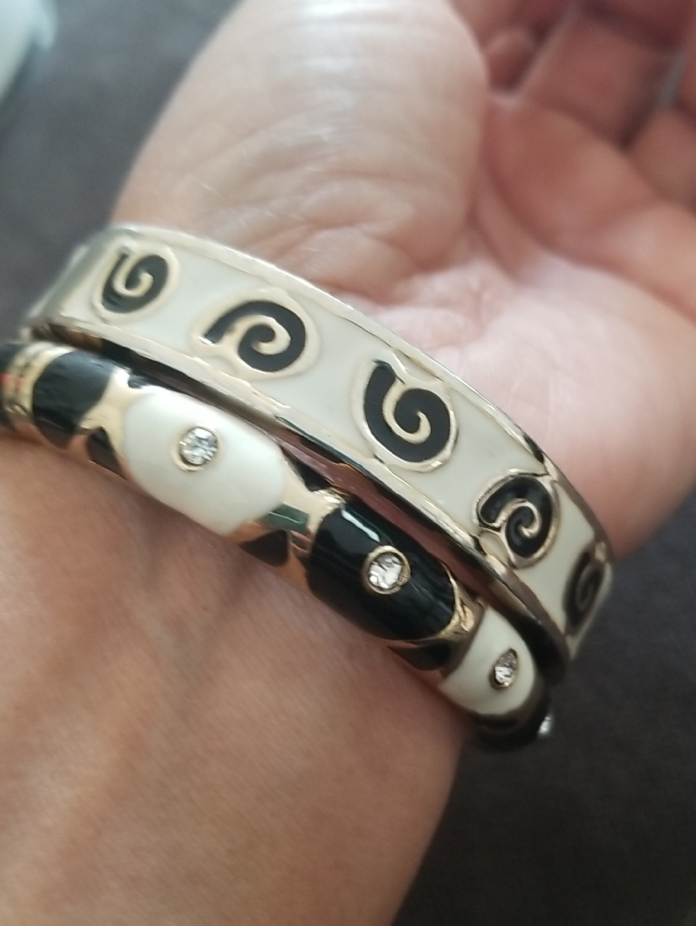 2 Pcs Vintage Cloisonné Hinged Bangle Bracelets Black White Geometrical pattern